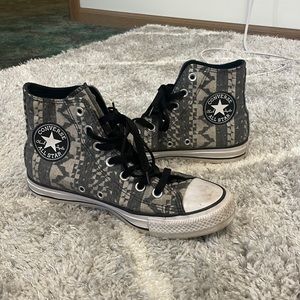 Women’s Converse size 7(US)